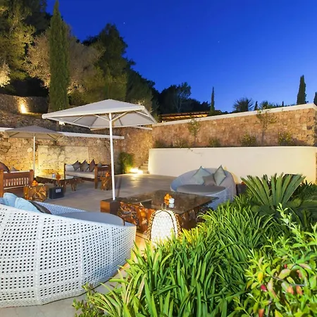 Villa With Barbecue Space